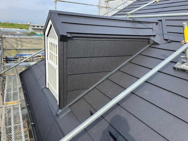 名古屋市天白区で屋根カバー工法を施工完了・ドーマー付近へスーパーガルテクトを施した後の状況